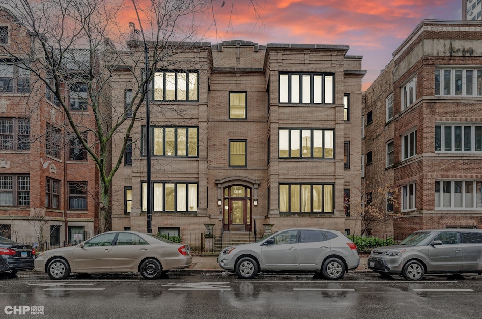 935 West Argyle Street, Chicago, IL 60640, Presented by Sandra Black